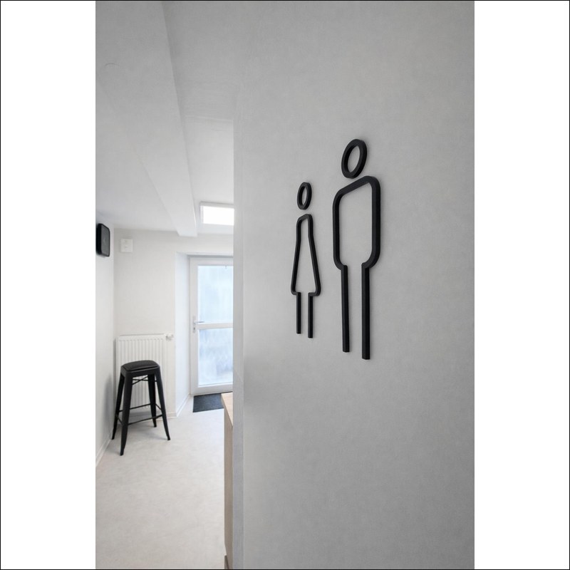 Flur EG – WC-Schild und Ausgang