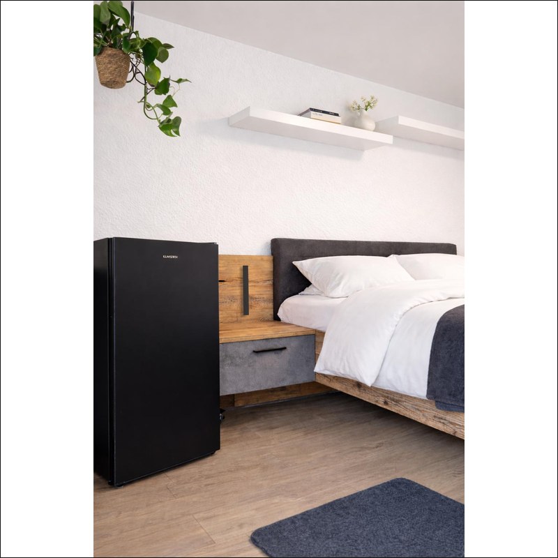 Quartier OG – Bett und Kühlschrank Detail